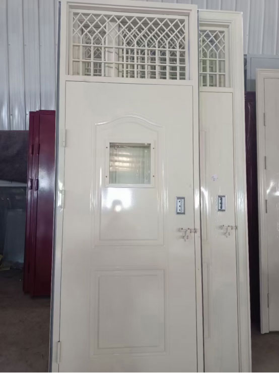 乌兰学校教室门