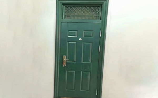 乌兰学校教室门