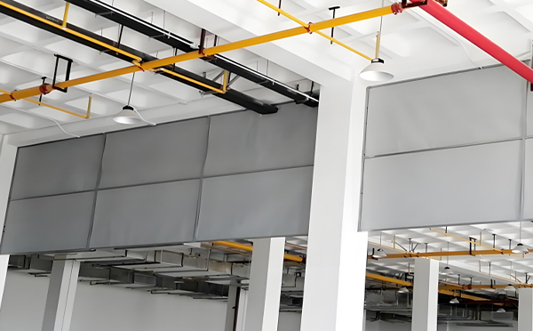 商场防烟分区常闭节点：乌兰挡烟垂壁高度与控制器接线图解