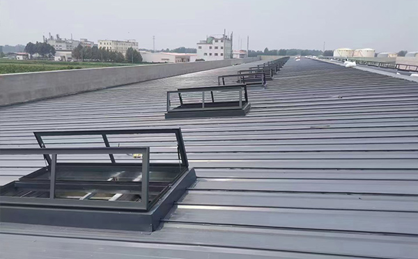 某中学室内体育馆乌兰排烟窗改造项目