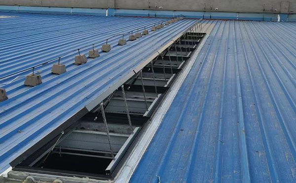 某城市大型商业综合体中庭乌兰排烟窗工程