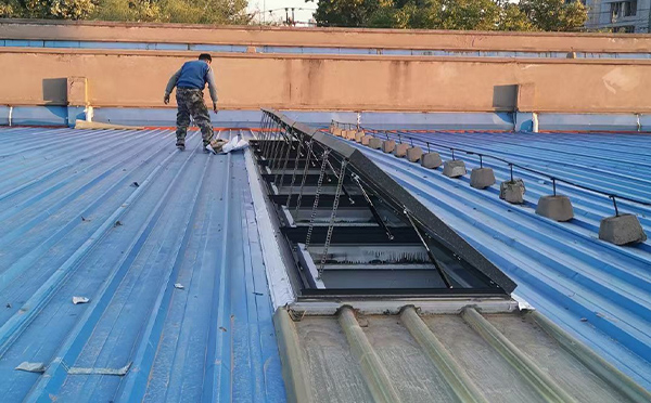 某区域性物流仓储中心乌兰排烟窗系统安装项目